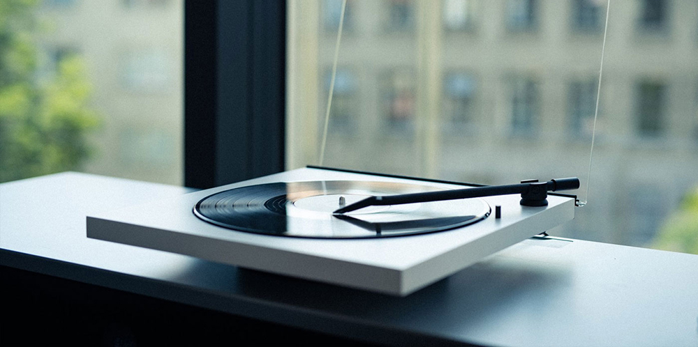 TONE Factory minimalist turntable with Bluetooth